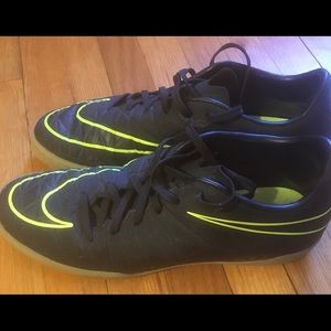 Indoor soccer shoes